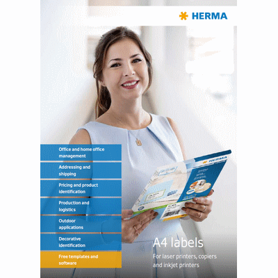 Vrouw houdt een informatieblad vast over A4-labels voor printers en kopieermachines, met verschillende toepassingsgebieden vermeld.