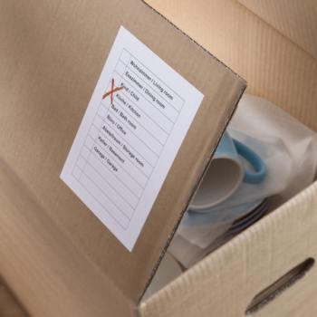 witte HERMA-label op een verhuisdoos