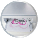 Een printer geeft een vel papier uit met het woord 'Bug' in sierlijke letters en een roze hartmotief.