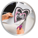 Een persoon knipt een hart uit papier met de tekst 'Bride' met een schaar.