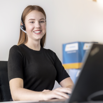HERMA medewerker aan de telefoon