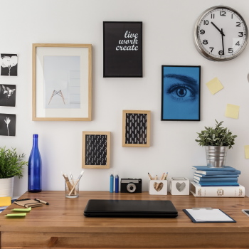 The translation of "Schreibtisch" from German to Dutch is "bureau.
