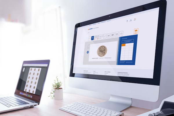 Scherm met etikettenontwerpsoftware op bureau