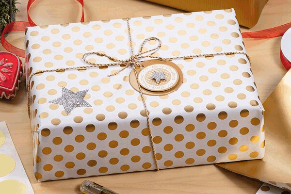 Geschenk met een kerstcadeau-label