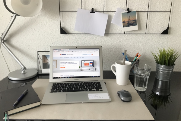 The translation of "Home Office" from German to Dutch is "Thuiswerk.