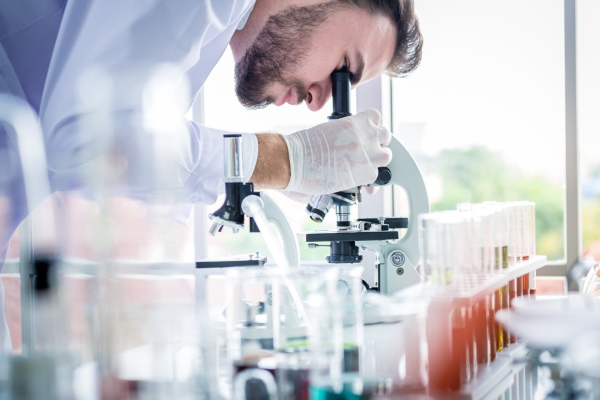 The translation of "Mann im Labor" from German to Dutch is "Man in het laboratorium.