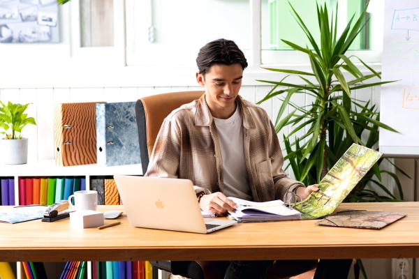 Persoon en map aan een bureau