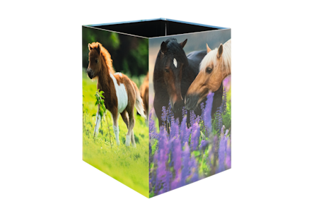 Een vierkant vat met afbeeldingen van paarden die op een weiland staan en zich naar paarse bloemen begeven.