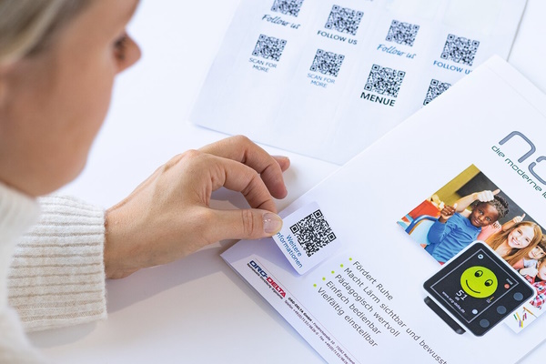Toepassing van QR-code etiketten op informatiefolders