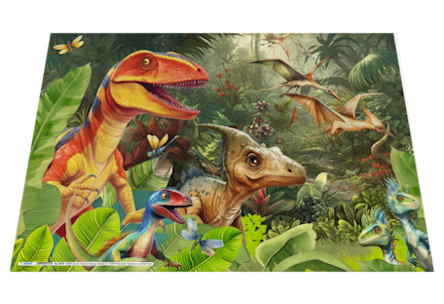 Dinosaurussen in een weelderige jungle, waaronder een Tyrannosaurus rex, een Velociraptor en andere prehistorische wezens, omringd door planten.