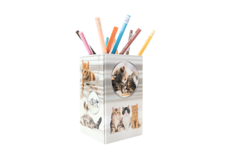 Een pennenhouder met afbeeldingen van katten en kleurrijke pennen die eruit steken.