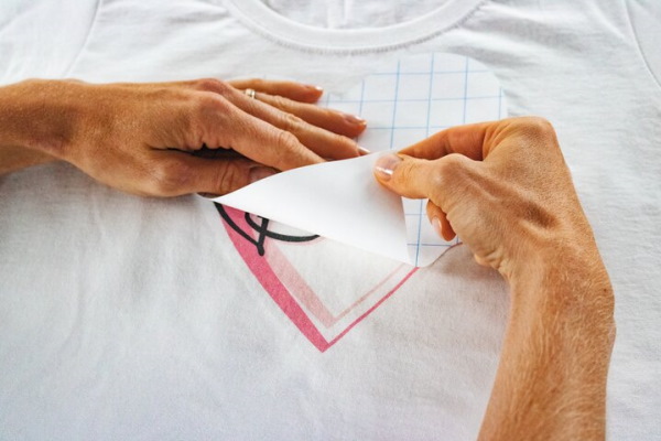 Bedrukte T-shirt folie wordt op het T-shirt aangebracht.