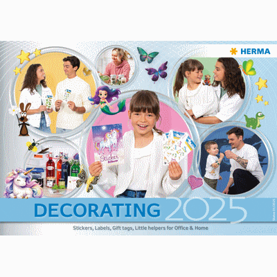 Decoratieproducten voor 2025, waaronder stickers, etiketten en knutselmaterialen, gepresenteerd door verschillende personen in diverse activiteiten.