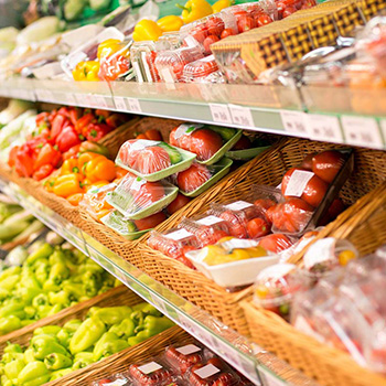 Labels met houdbaarheidsdatum en prijs op voedselverpakkingen in het schap.