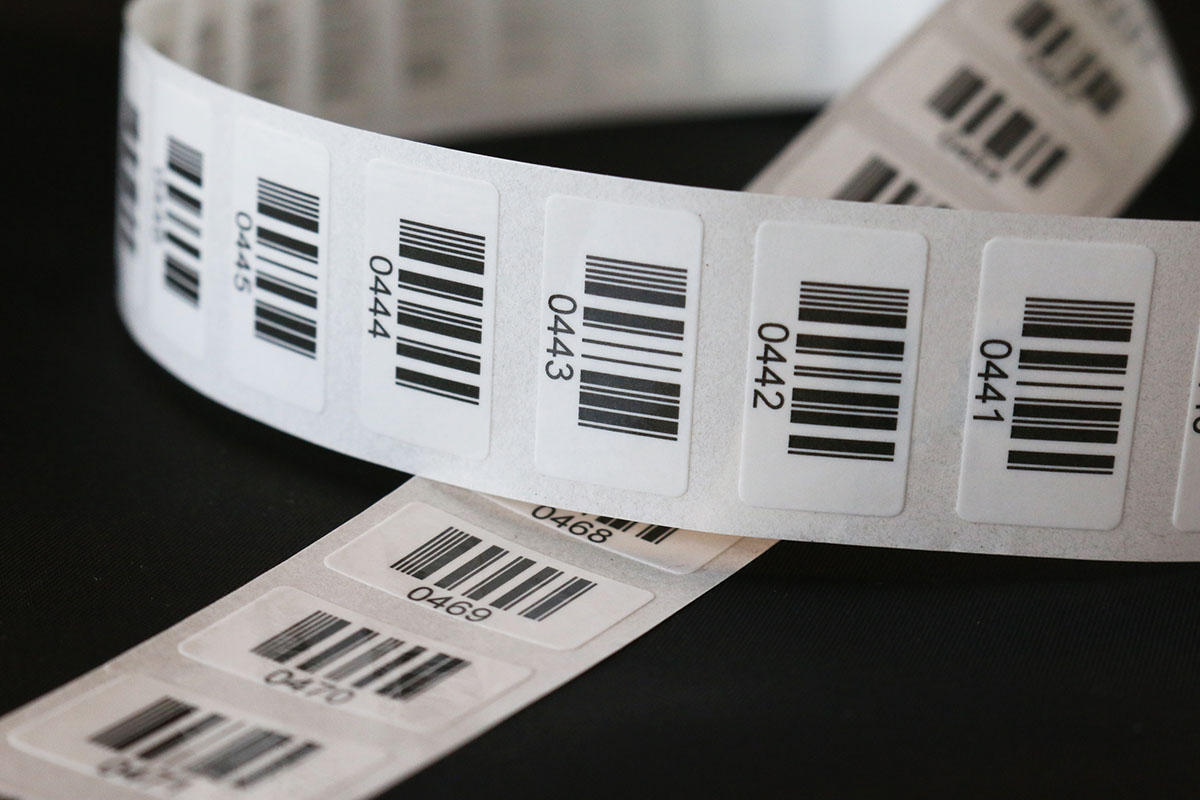Barcode-labels: Voortdurend genummerde barcodes op rolletjes, klein labelformaat.