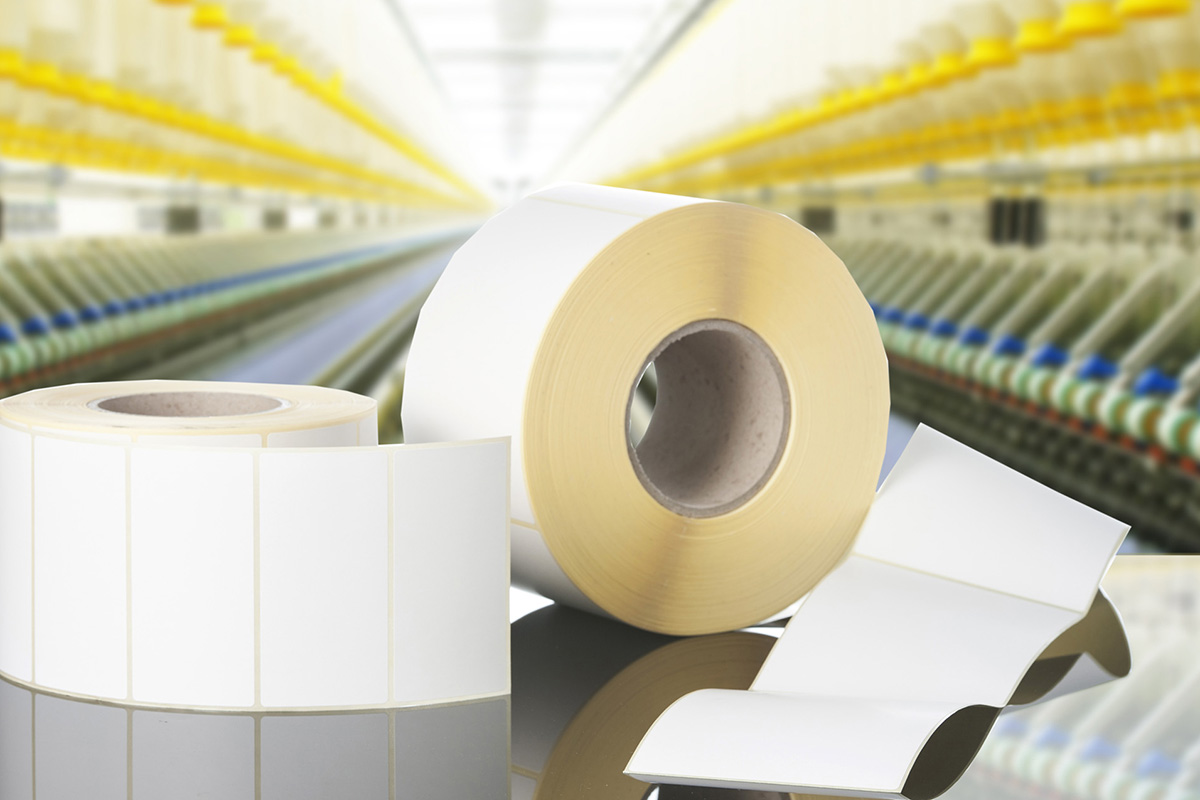 Blanco etiketten: Rollenetiketten tegen een industriële achtergrond