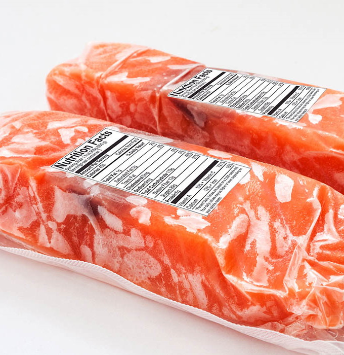 Voedseletiket op zalmverpakking van folie
