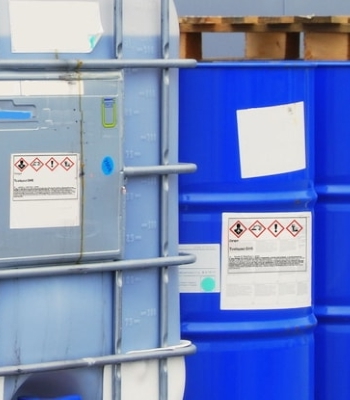 Gevarenstoffen- en gevaarlijke goederenlabels: Gevarenlabels op chemische containers in de buitenlucht