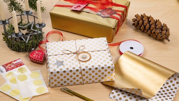 Verschillende cadeaustickers op kerstcadeautjes