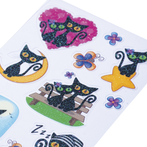 Bunte Aufkleber mit verschiedenen Katzenmotiven, darunter sitzende Katzen, Blumen und Sterne, auf einem weißen Hintergrund.