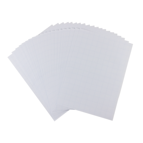 Ein Stapel leerer, kariert bedruckter Blätter, die aufeinanderliegen und leicht schräg angeordnet sind.