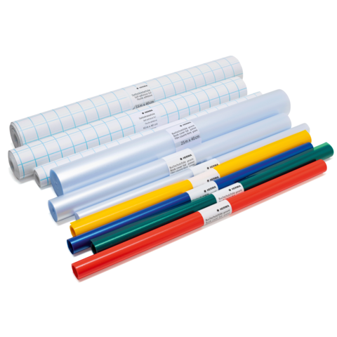 Rollen in verschiedenen Farben und Mustern, darunter blau, grün, gelb und rot, mit Etiketten zur Identifikation.