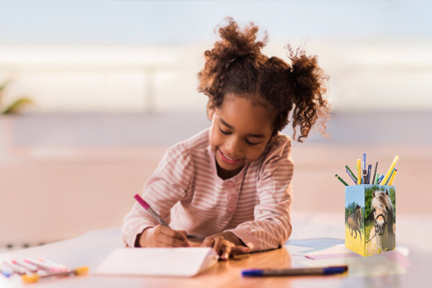 Meisje aan het bureau met een HERMA pennenhouder