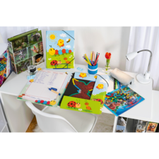 Bunt dekorierter Schreibtisch mit Schulmaterialien, Notizheften, Stiften und einer Blume in einer Vase.