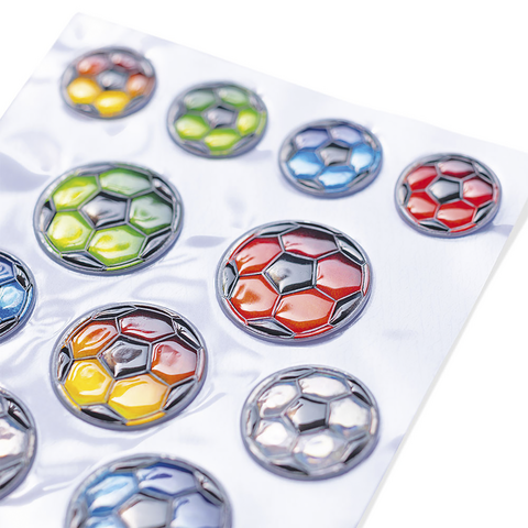 Aufkleber mit verschiedenen Fußballmotiven in verschiedenen Farben, darunter rot, grün, blau und gelb, auf einem weißen Hintergrund.