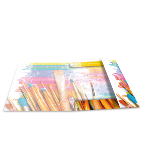 Ein offenes Skizzenbuch mit verschiedenen Malpinseln und bunten Farben auf einer künstlerischen Hintergrundgestaltung.