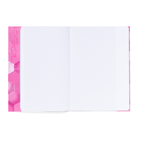 Ein offenes Notizbuch mit karierten Seiten und einem pinken, hexagonalen Design auf der linken Seite.