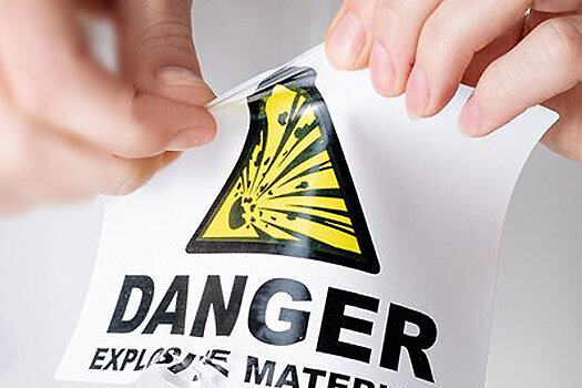 Folielabel met hand die probeert het label te scheuren.