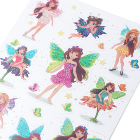 Bunte Aufkleber von Feen in verschiedenen Posen, mit Glitzer und bunten Flügeln, umgeben von kleinen Schmetterlingen und Sternen.