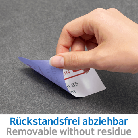 Eine Hand zieht einen abziehbaren Aufkleber von einer Oberfläche. Der Aufkleber hat die Aufschrift "Rückstandsfrei abziehbar".