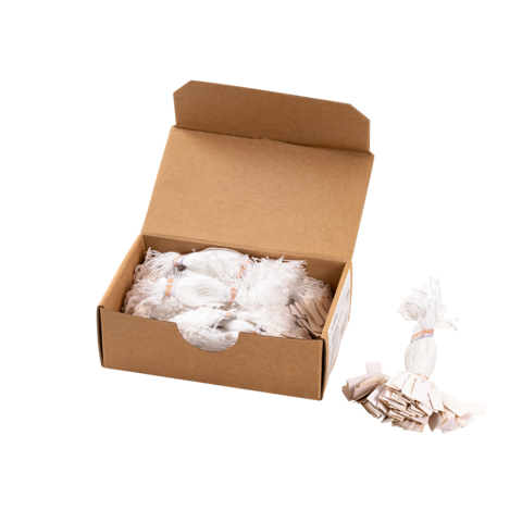 Eine geöffnete Kartonbox mit mehreren kleinen, verpackten Gegenständen und einem Bündel von ähnlichen Gegenständen daneben.