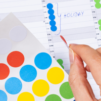 Kalender die met behulp van plakpuntjes georganiseerd wordt