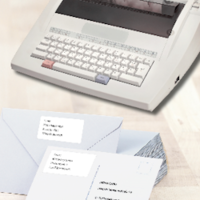 Typemachine en enveloppen met bedrukte adreslabels