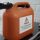 Oranger Kanister mit einem Warnschild, das anzeigt, dass er nur für Diesel-Kraftstoff verwendet werden darf.
