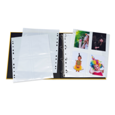 Ein Fotoalbum mit leeren und gefüllten Seiten, auf denen Bilder von Kindern in Kostümen und mit Accessoires zu sehen sind.