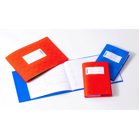 Bunte Ordner in Rot und Blau, zusammen mit einem offenen Notizbuch, das leere Seiten zeigt. Alle haben Etiketten zur Beschriftung.