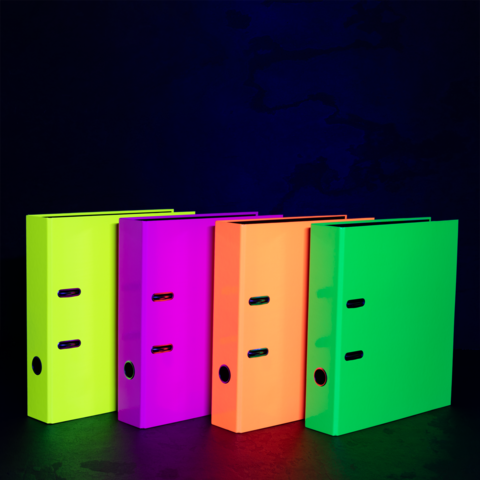 Felgekleurde mappen in neonkleuren (groen, paars, oranje, geel) staan naast elkaar op een donkere ondergrond.