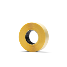 Eine Rolle gelbes Klebeband auf schwarzem Hintergrund.
