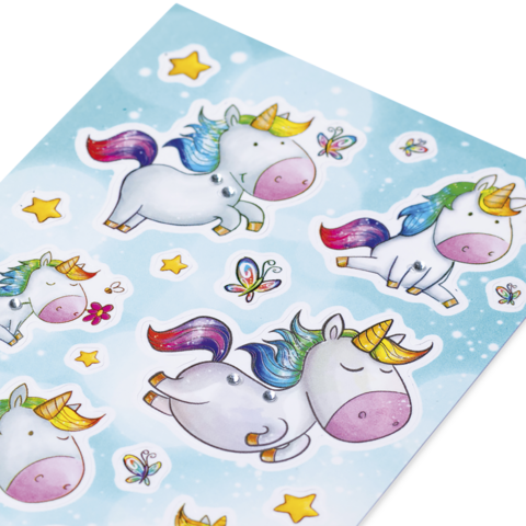Bunte Einhorn-Aufkleber auf einem blauen Hintergrund, umgeben von Sternen und Schmetterlingen.