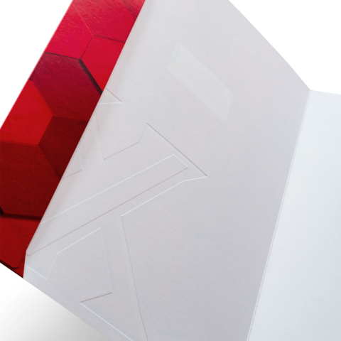 Rotes Cover mit hexagonalen Mustern, innen leer und weiß.