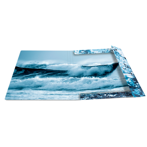 Wellen brechen an einem Strand, mit schäumendem Wasser und einem klaren blauen Himmel im Hintergrund.