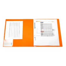 Ein orangefarbener Ordner mit zwei Dokumenten: einer mit Linien und einer Tabelle mit Daten und Informationen.