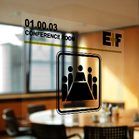 Transparante zelfklevende sticker op de deur van de vergaderzaal