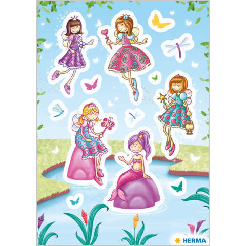 Bunte Aufkleber von Feen und einer Meerjungfrau, umgeben von Schmetterlingen und Blumen, vor einem Wasserlauf.