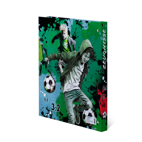 Twee kinderen spelen voetbal, de een dribbelt met de bal terwijl de ander toekijkt. Op de omslag zijn de uitslagen 1-1 en 3-2 te zien.