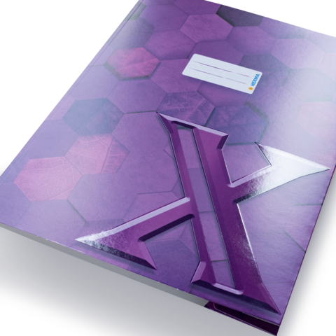 Lila Ordner mit hexagonalem Muster und einem hervorgehobenen "X" auf der Vorderseite. Ein Etikett ist oben angebracht.